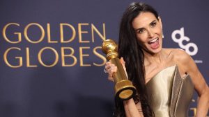 golden-globe-awards-2025-demi-moore-dan-zoe-saldana-raih-penghargaan-perdana