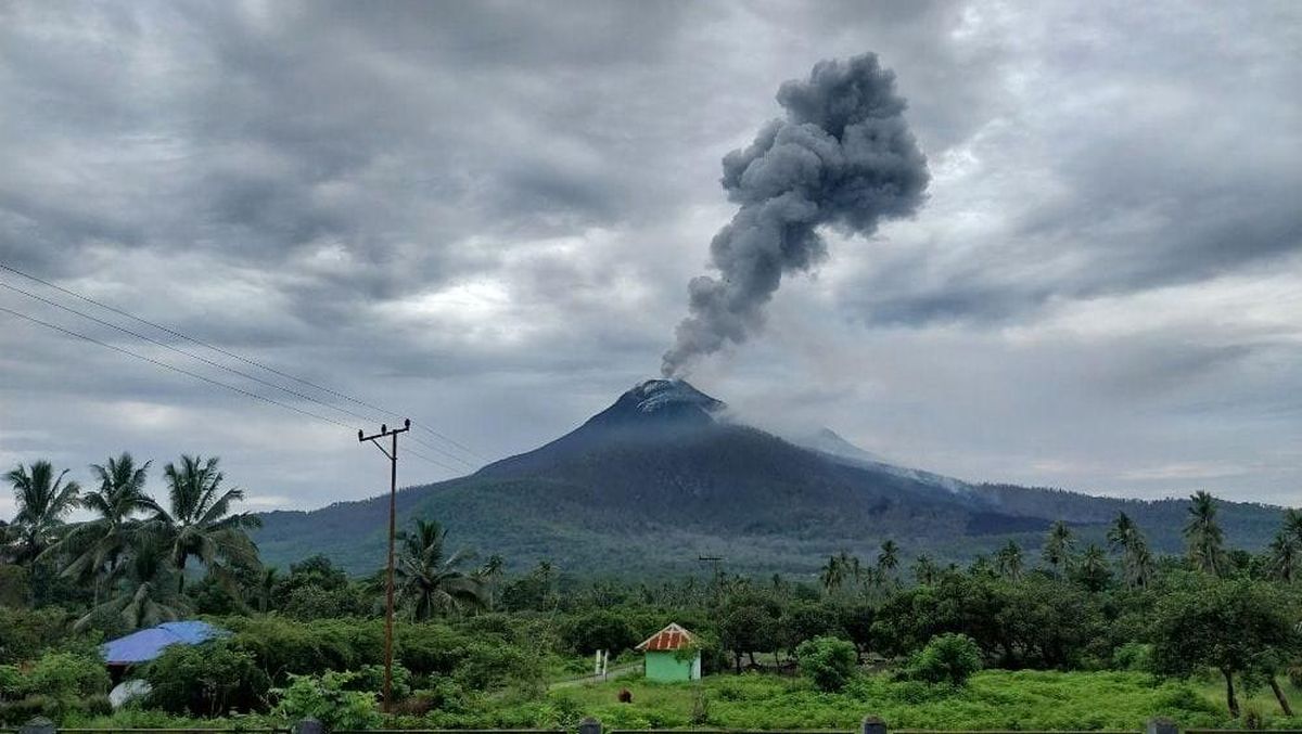 Gunung Ile Lewotobi Meletus 158 Kali: Warga Diminta Waspada Bahaya Lahar dan Abu Vulkanik